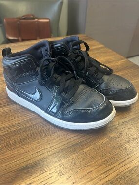 Black Nike High-Top Sneakers with White Sole - size 3